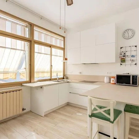 Cute Flat Near The With Parking Daire